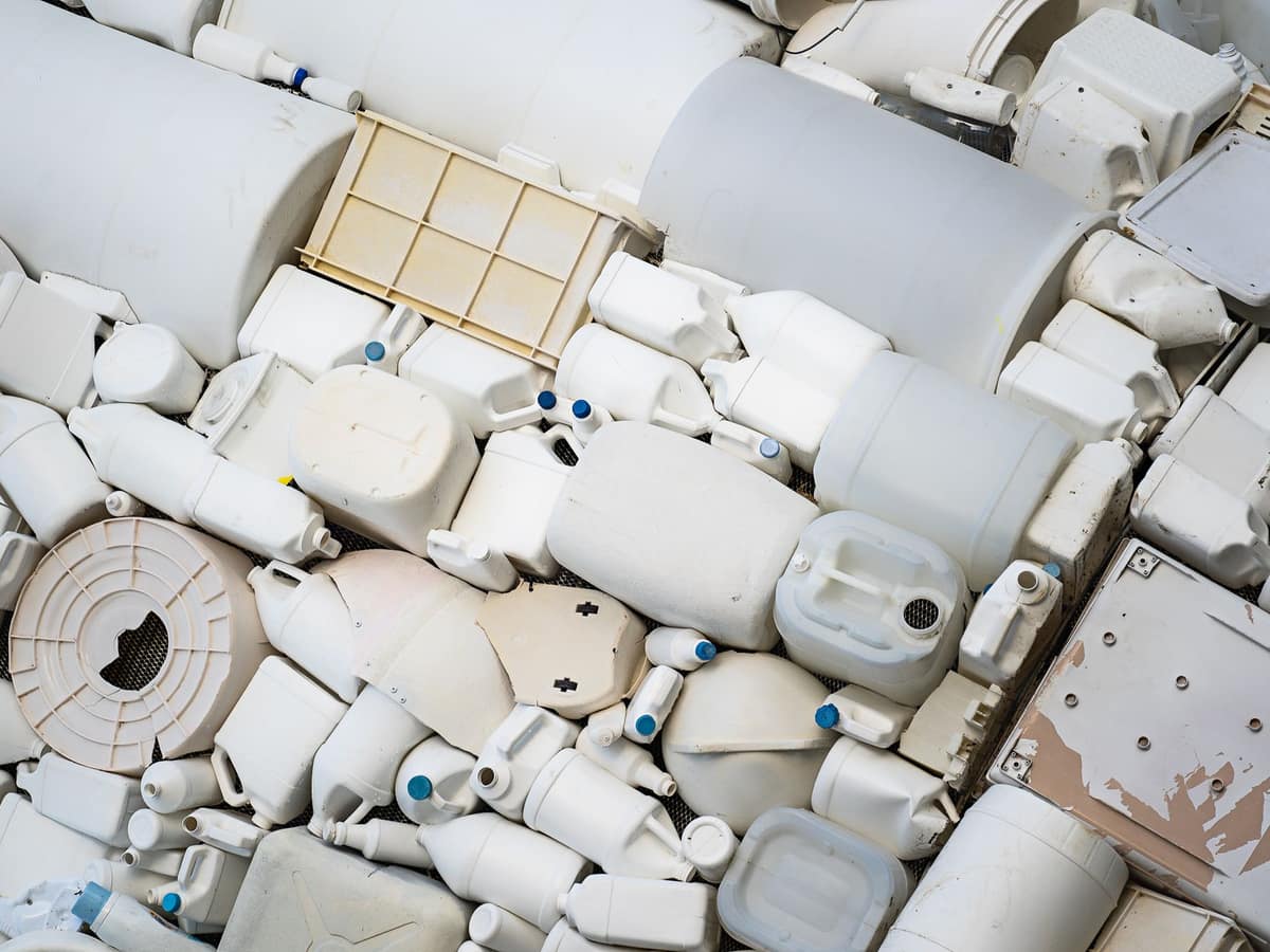 HDPE envase blanco recuperado (prueba): envases y piezas de HDPE blanco para moler