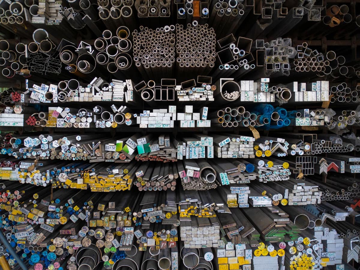 Perfil de aluminio de ventanería (prueba): anaquel de tubos y perfiles metálicos