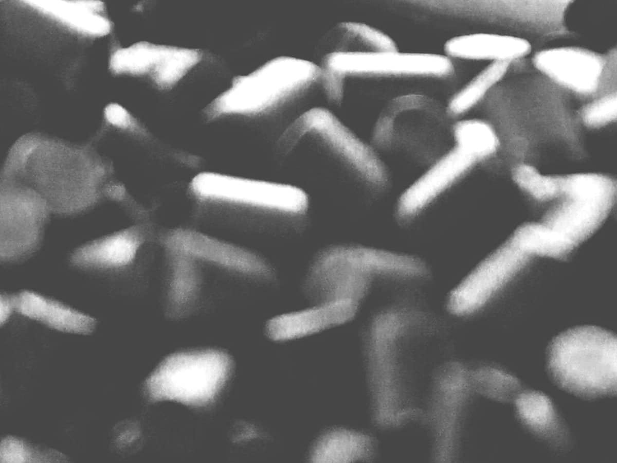 ABS peletizado gris reprocesado (prueba): pellet gris de cerca